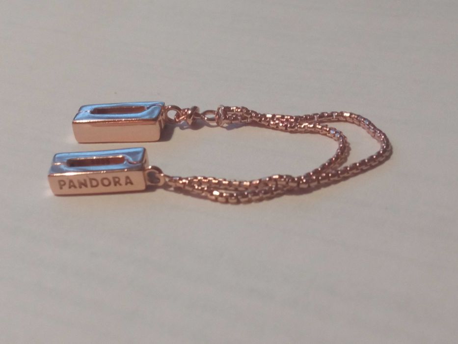 Srebrna zawieszka płaska Charms Pandora Reflexions z łańcuszkiem S925