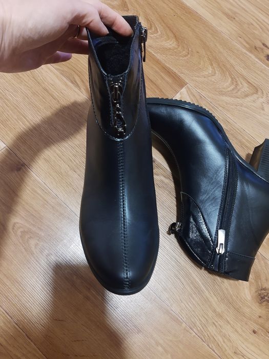 Нові шкіряні чобітки, ботільони 37 р