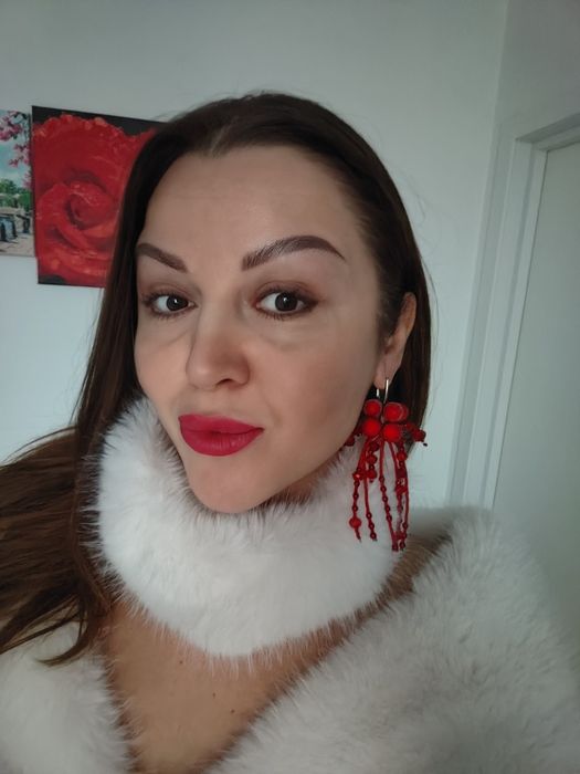 Масивні червоні довгі сережки на свято і на кожен день яскравий акцент