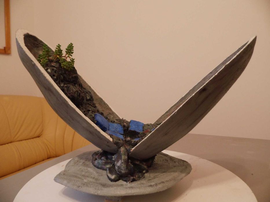 Ciekawa doniczka z cementu.