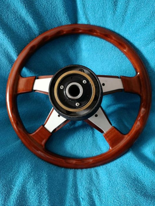 VW Golf Volante em Madeira e Cubo Victor