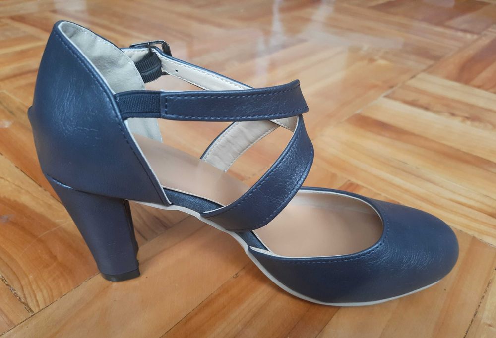 Buty damskie granatowe na obcasie nowe