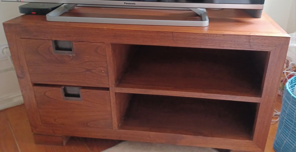 Aparador baixo em madeira maciça