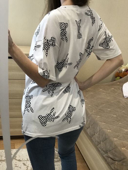 Біла футболка оверсайз з модним принтом чорних зайчиків довга, стильна