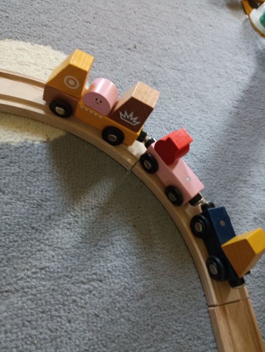 Є багато різних деталей потяги і дороги