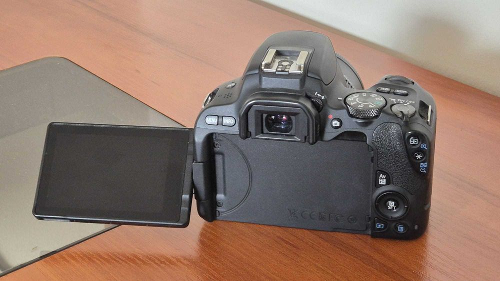 CANON EOS 200D + EF-S 18-55mm f/3.5-5.6 II  Opcja Obiektywy Sony Canon