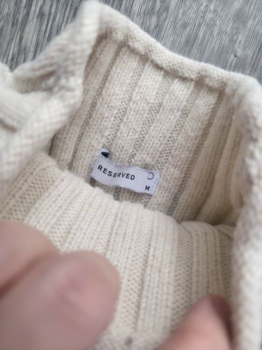 Sweter w paski, z rozcięciami na rękawach i stójką