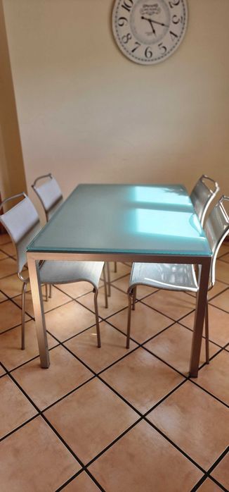 Mesa de cozinha e 4 cadeiras