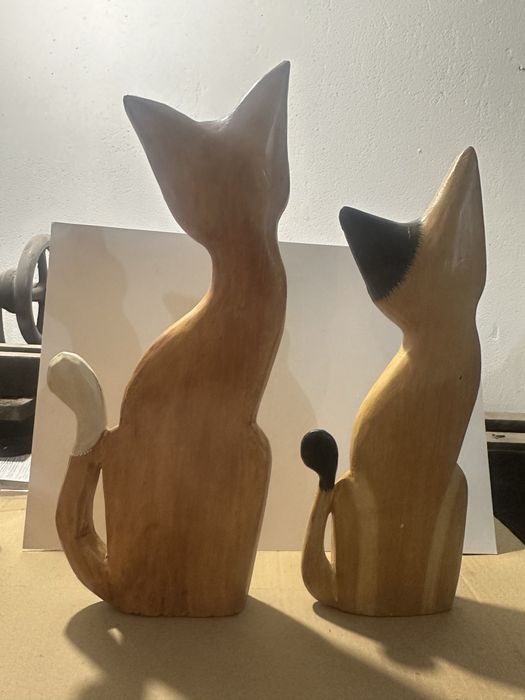 Gatos decorativos em madeira