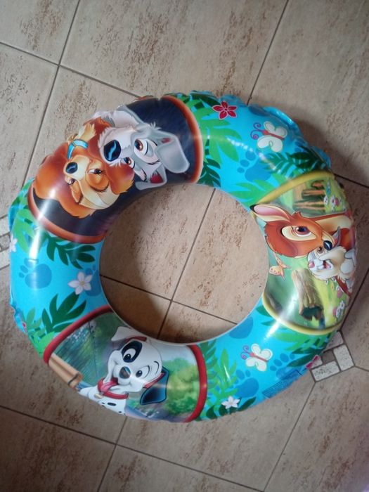 Materac, kółko do pływania dla dziecka.