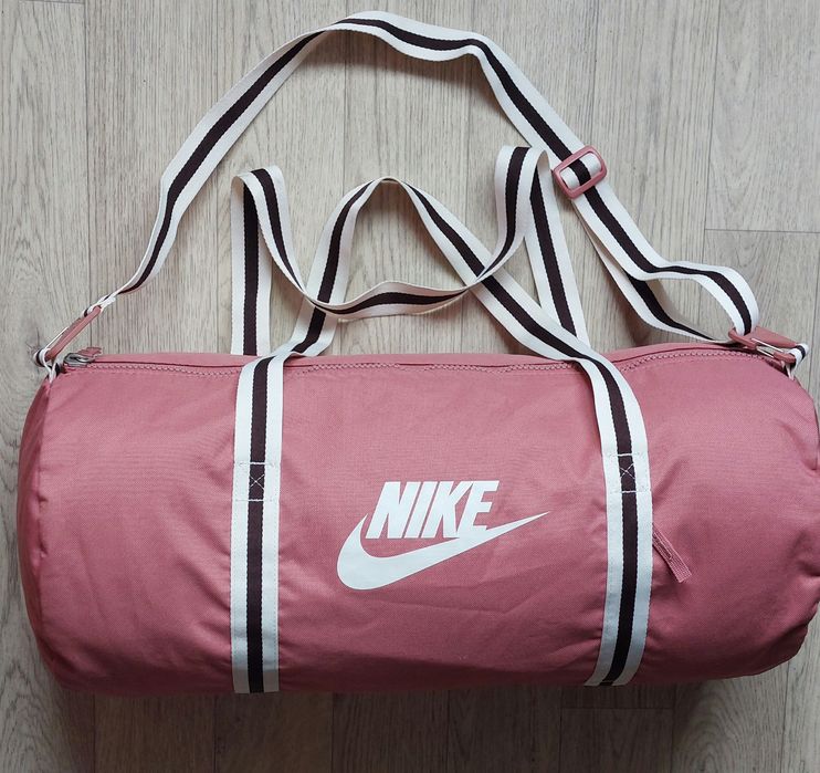 Сумка  б/у спортивная женская Nike 34L