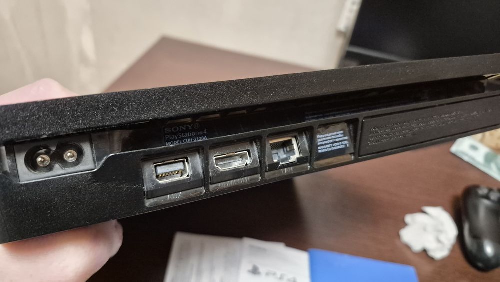 Продам Playstation 4 Slim +2 геймпада