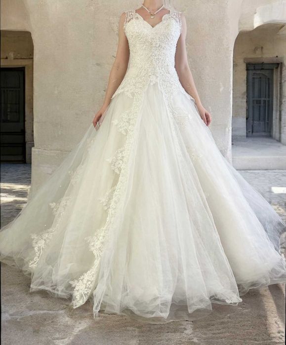 Romantyczna suknia ślubna tiul perły