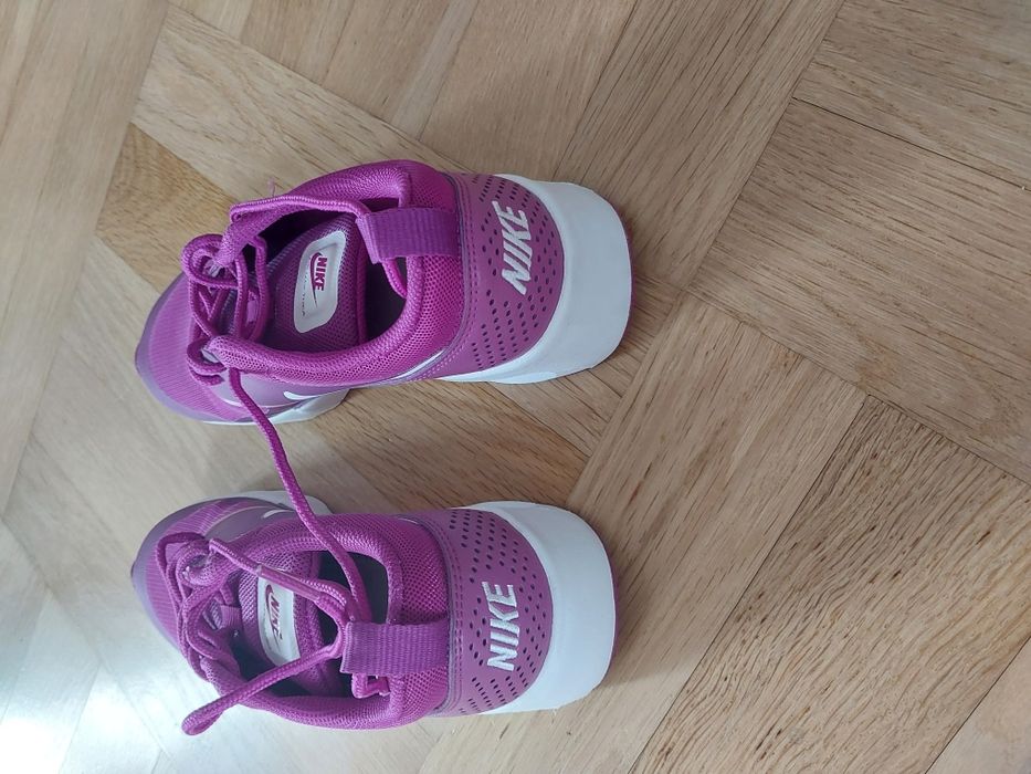 Кросівки NIKE 37.5