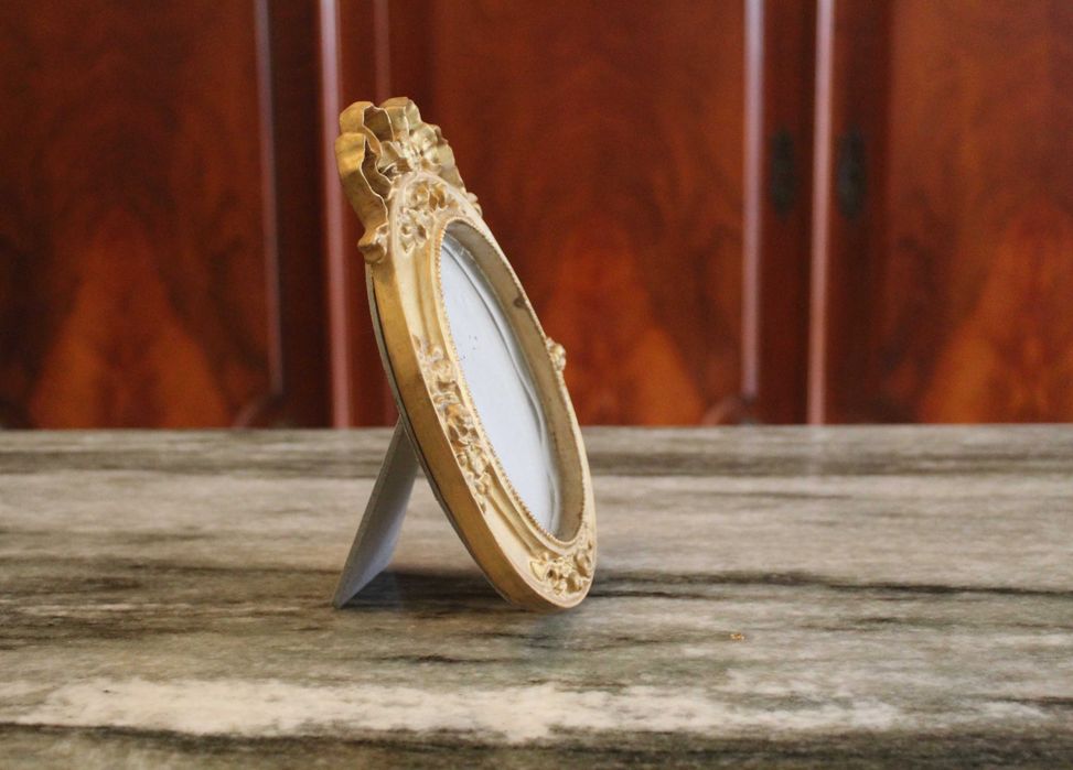 Moldura vintage, anos 60 em marfinite pintada a dourado