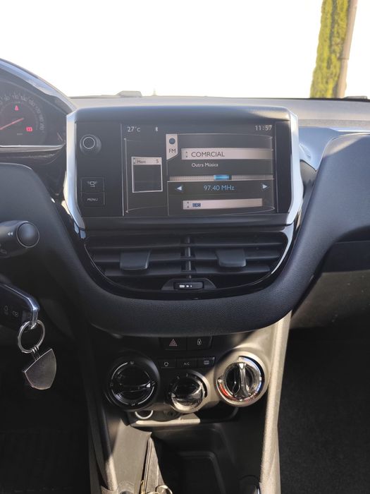 Peugeot 208,  1.2 gasolina