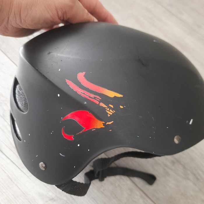 Шолом для скейта та роликів.