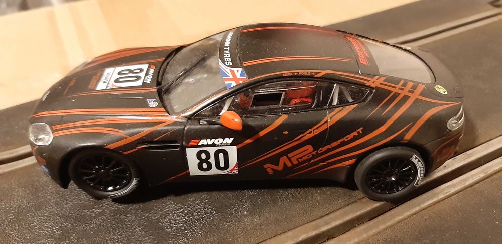 Scalextric - Aston Martin Vantage V8 - Nº80 (Preto/Vermelho)