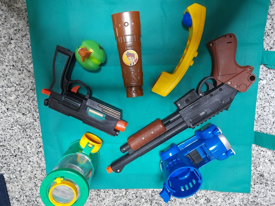 Bonecos e brinquedoa variados