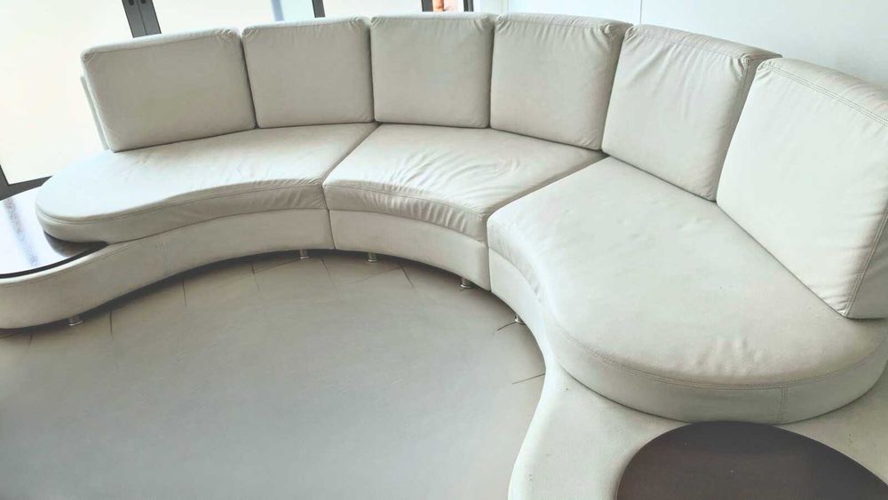 Sofá grande branco curvado
