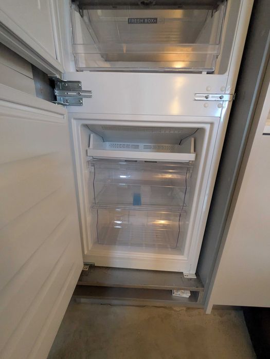 Frigorífico Combinado de Encastre Whirlpool Whc18 T341 250L COM FUGA