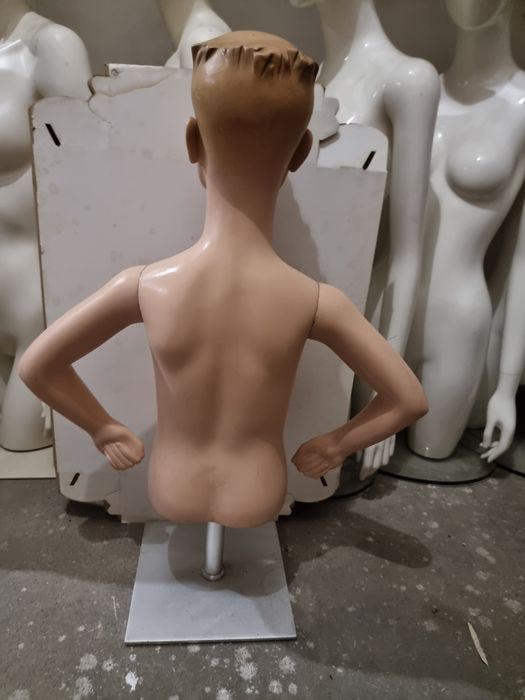 Busto de menino com cabeça
