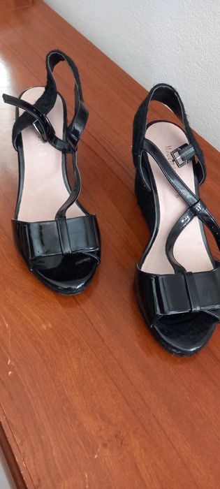 Sandálias verniz com cunha tamanho 37