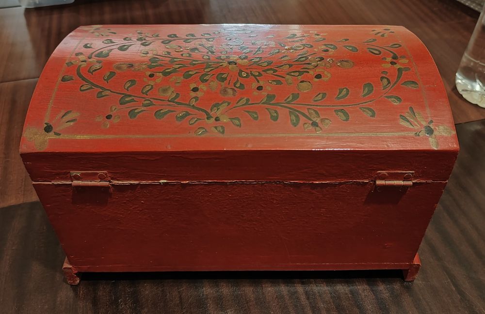 Caixa em madeira pintada à mão.