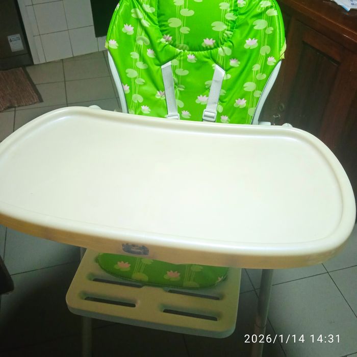 Pula pula e cadeira de refeição criança