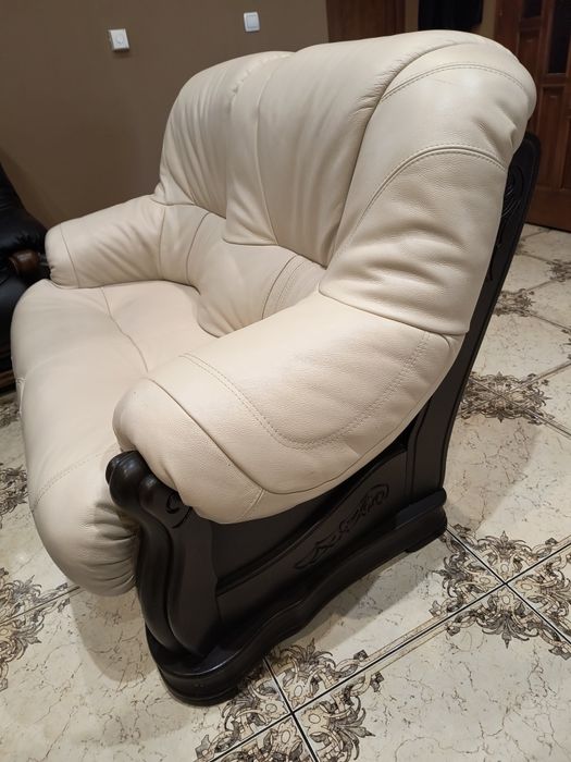 Шкіряні дивани і Деревяний стіл з масиву