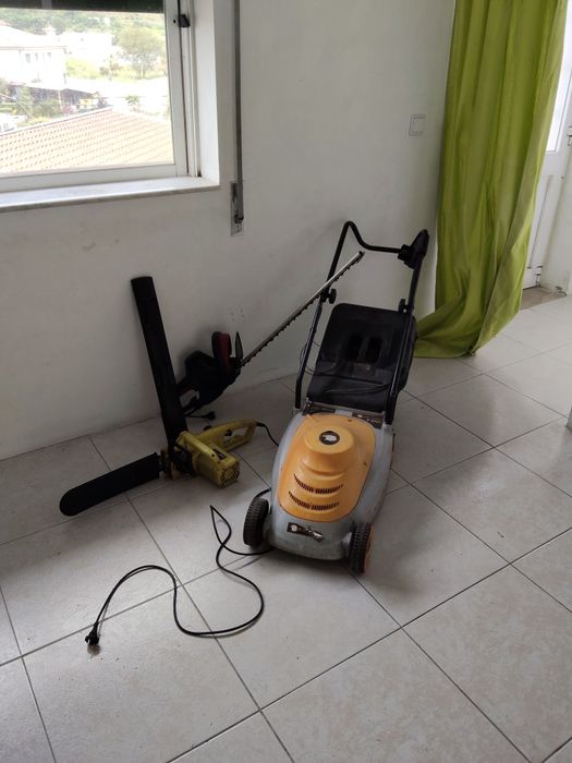 Máquina corta relva, mais aparador de cortar canos e cebes, mais moto serra, tudo elétrico.