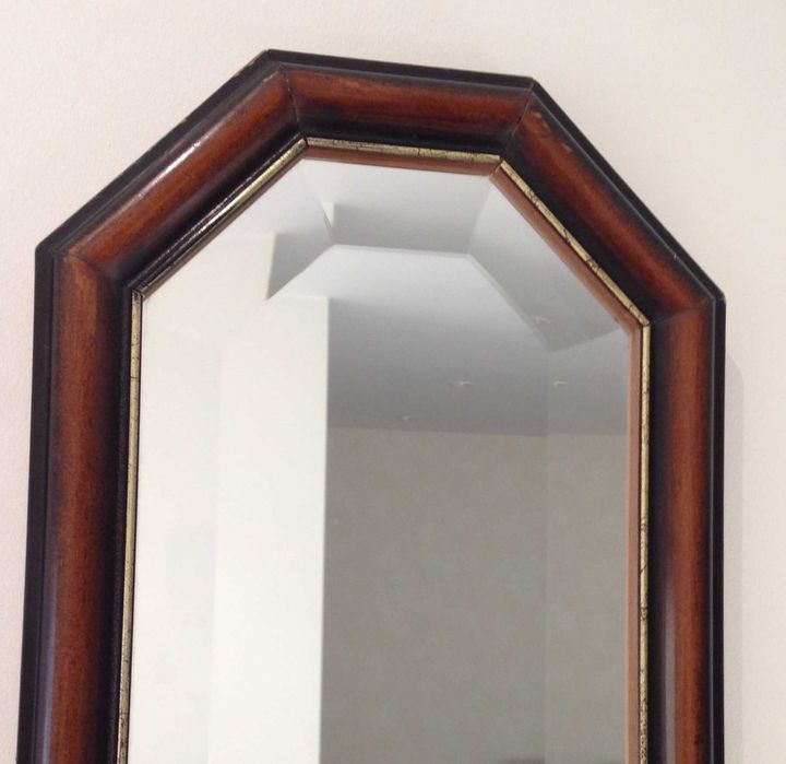 Espelho biselado com moldura em madeira