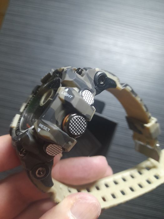 Часы электронные Reserved