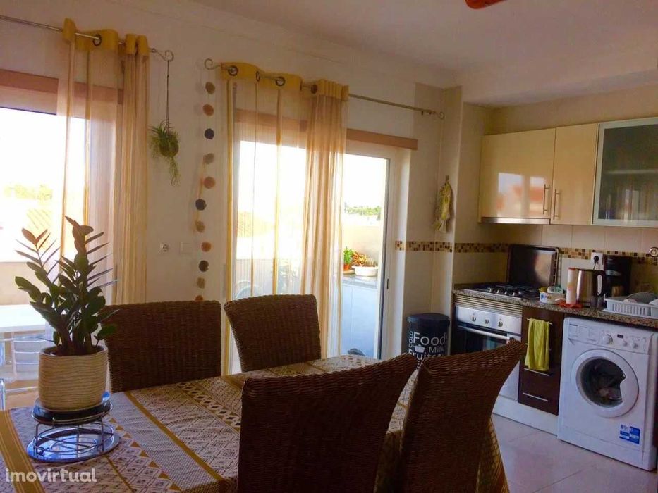 T2 c/terraço e barbecue a 250m da praia