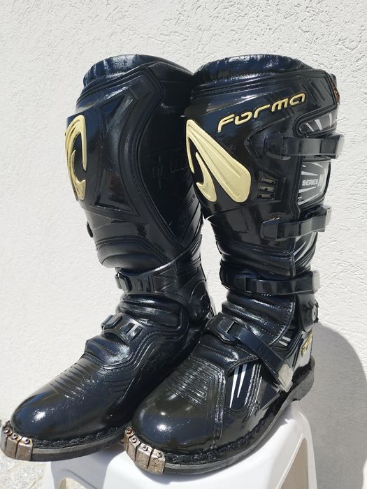 Vários equipamentos de enduro