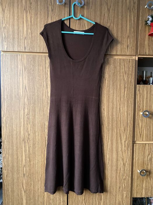 Brązowa długa elastyczna sukienka ala sweter na zimniejsze dni Zara