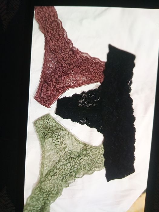 Várias modelos de cuecas