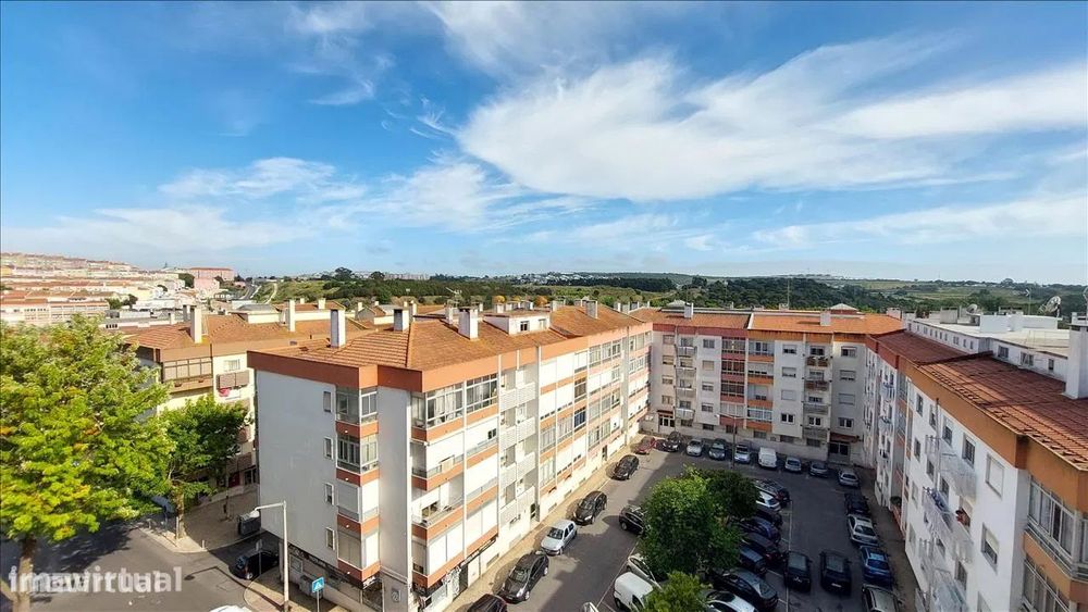 T2 com Boas Áreas e Arrecadação em Queluz – Excelente Localização