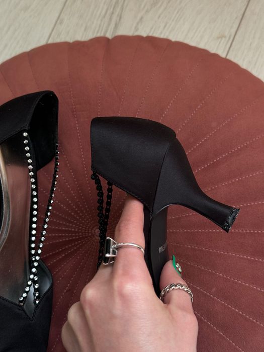 Чорні сатинові атласні туфлі, каблуки, кітен хіл, взуття зі стразами