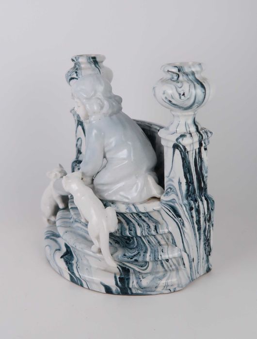 Escultura Castiçal em faiança marmorizada - Menina com gatos