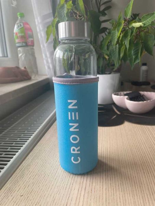 niebieski bidon plastikowy cronen