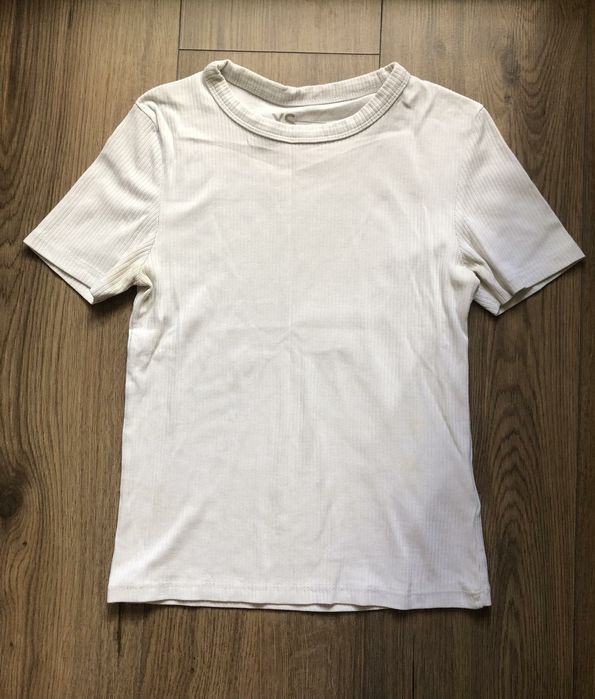 Біла облягаюча футболка