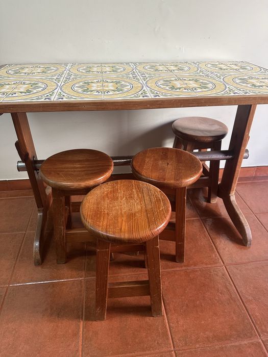 Mesa de Madeira com Tampo em Azulejo Tradicional + 4 Bancos