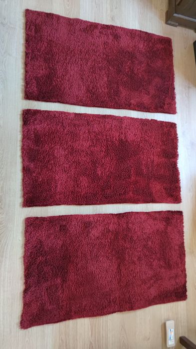 Conjunto de três tapetes vermelhos para quarto