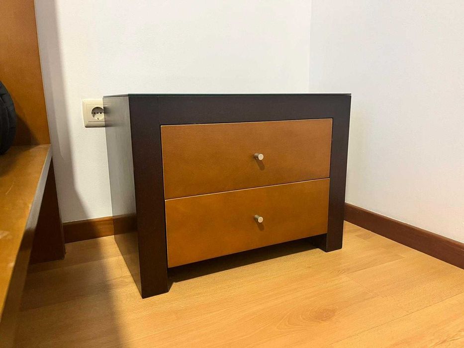 Quarto Completo – Cama, Cómoda, Mesas de Cabeceira e espelho
