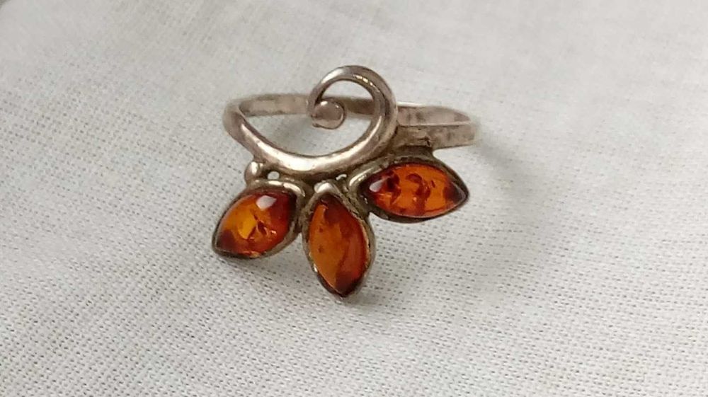 Śliczny pierścionek stare srebro  pr 925 bursztyn