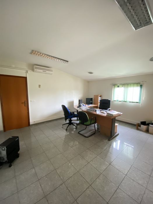 Armazem/Escritórios para arrendamento