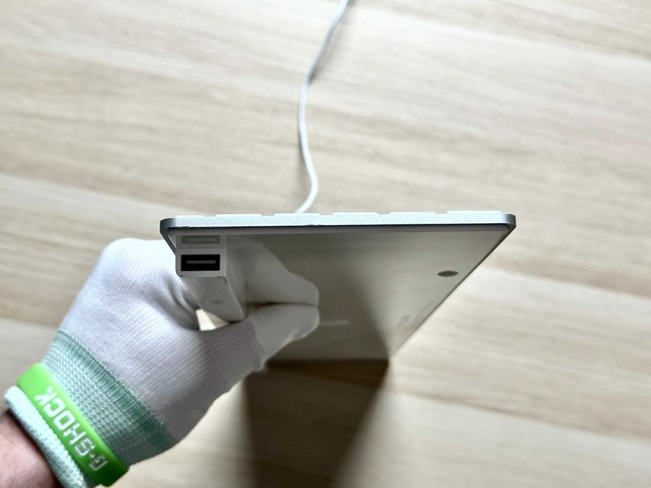 Apple Magic Keyboard A1243 USB – QWERTY – W pełni sprawna