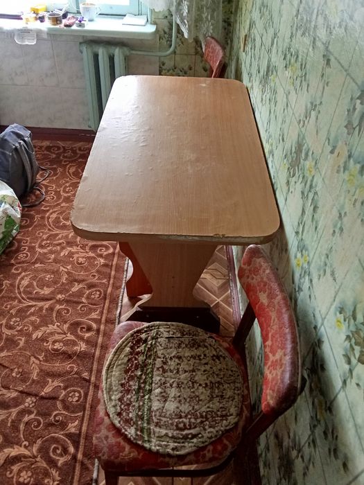 Стол кухонный обеденный и стулья