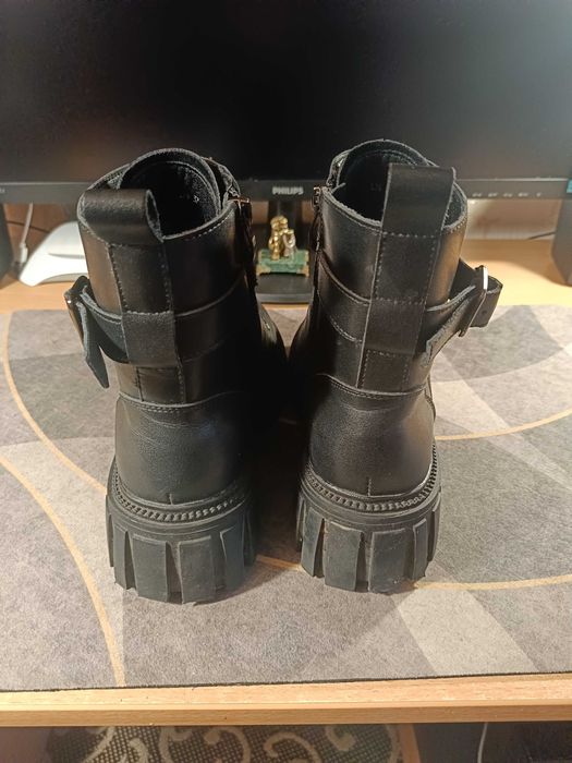 Продам женские ботинки 37р. , цвет черный .